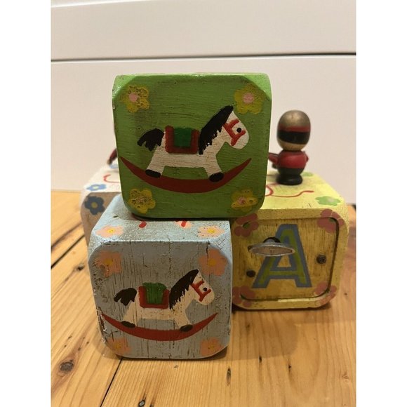 RARE WORKING Enesco Alphabet Blocks Wooden Music Box.Painted Toy Soldier,Drummer - Picture 5 of 10
